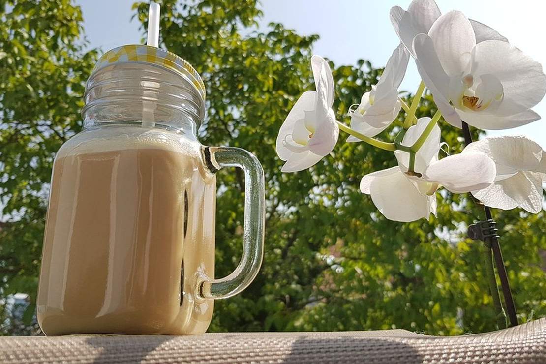Jak zrobić dobrą kawę z mlekiem kokosowym?