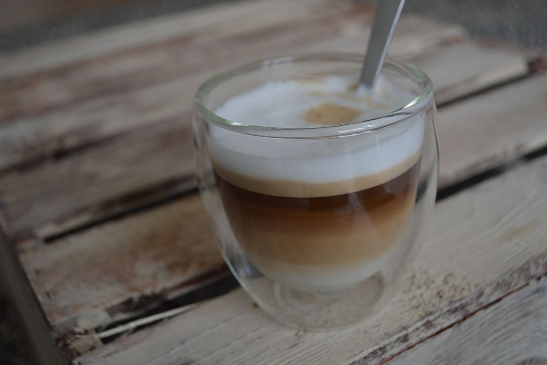 Kawa z deserem mlecznym typu Monte