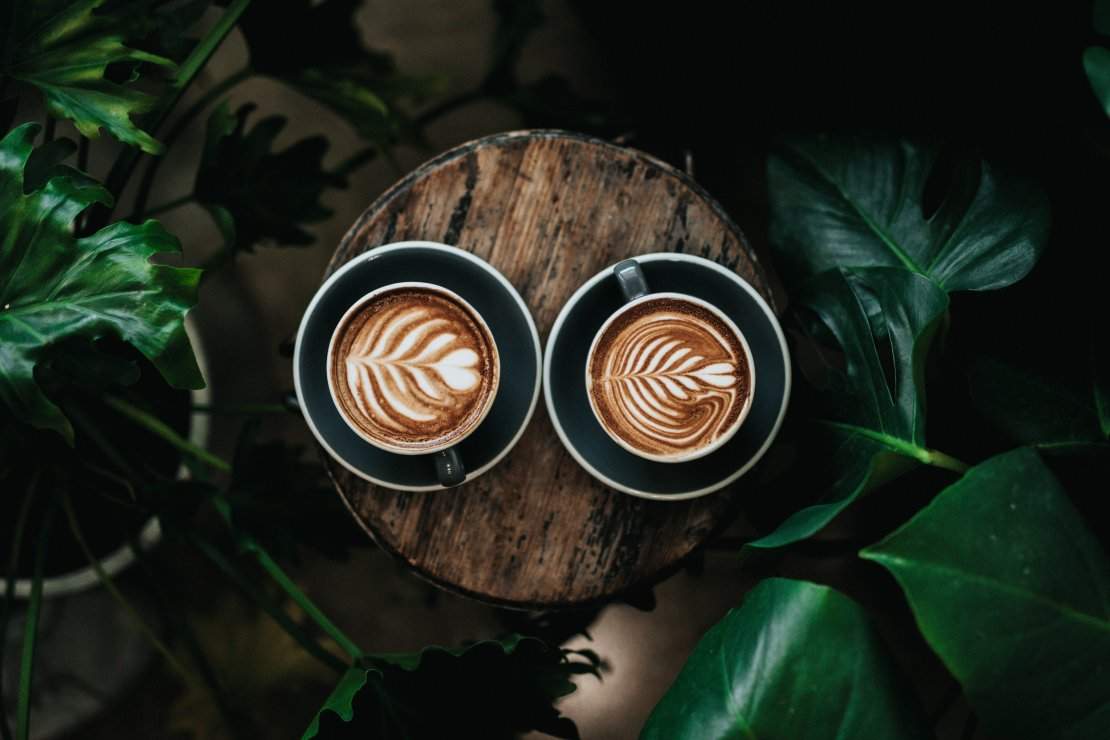 Kawa z marketu, a kawa rzemieślnicza – co wpływa na różnice w sm