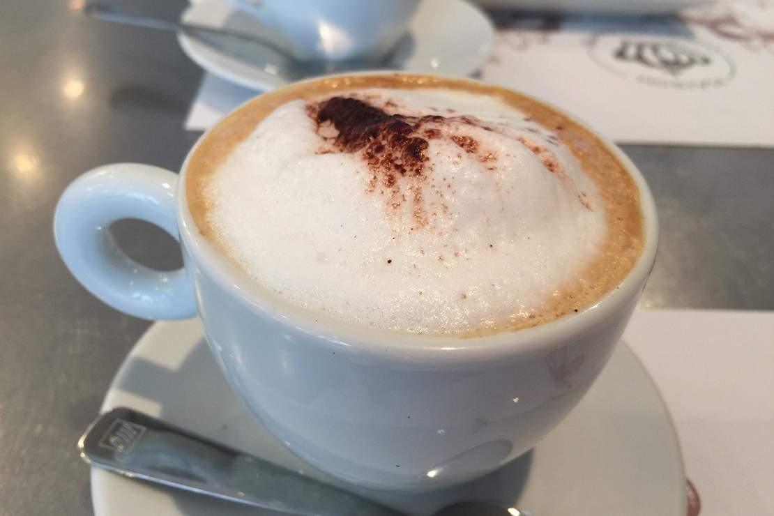 Jak spienić mleko spieniaczem tłokowym