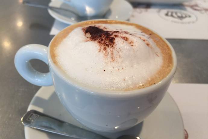 Jak spienić mleko spieniaczem tłokowym